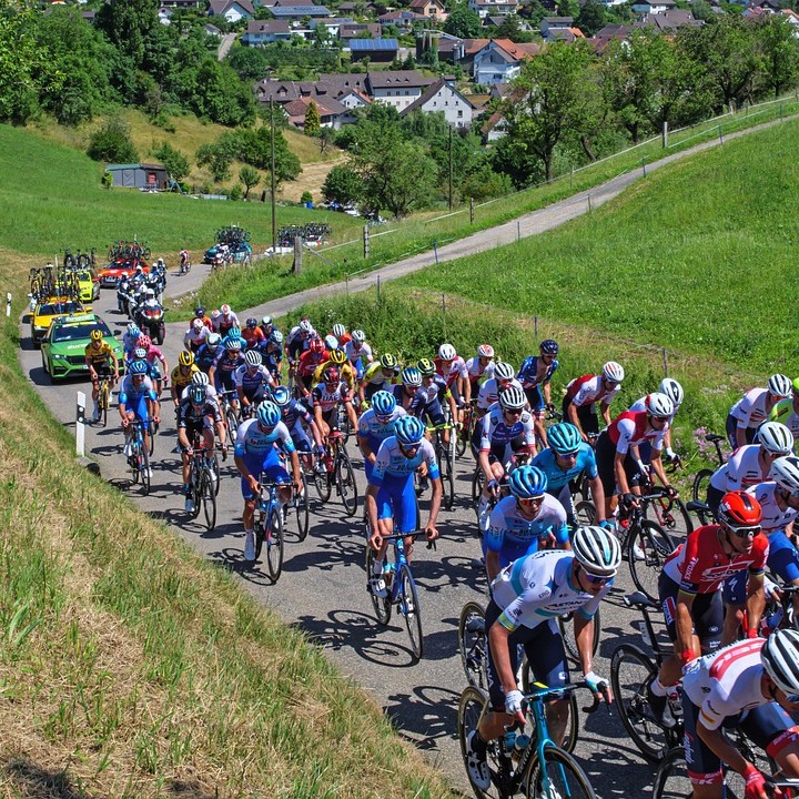 Fietsers in Limburg heuvellandschap