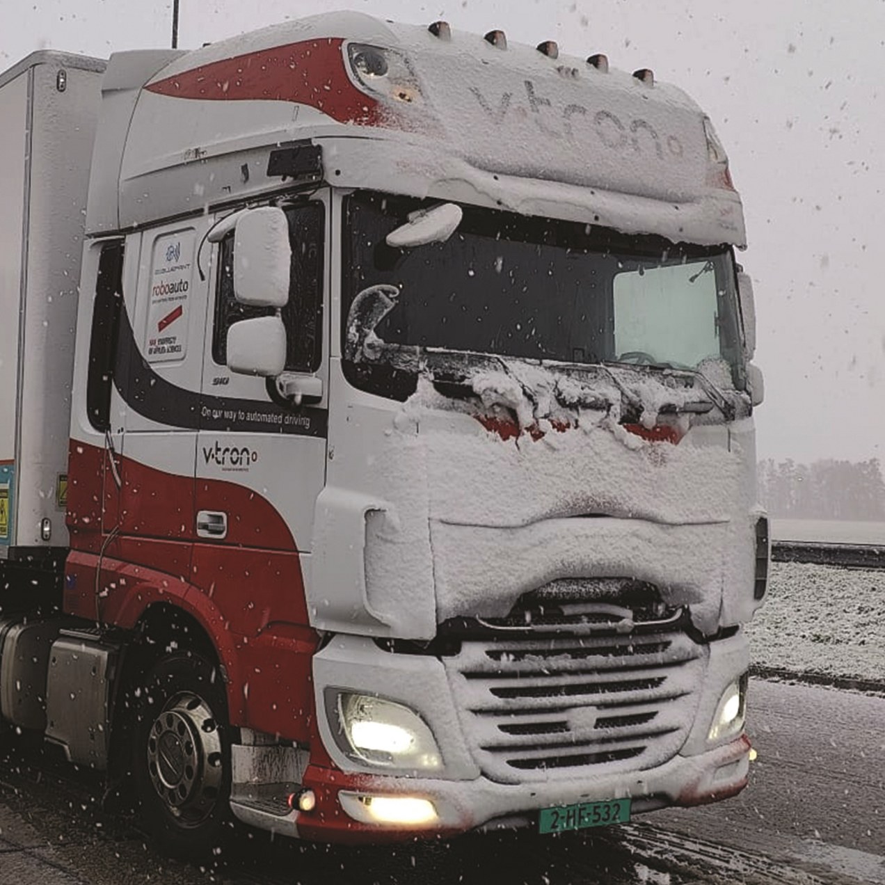 V-tron DAF-truck in de sneeuw